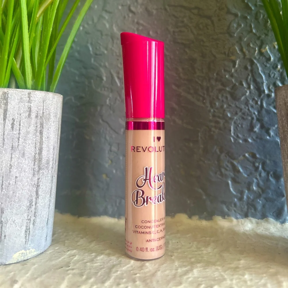 Revolution Heartbreak Concealer Buttermilk with Pink Heart Cap NWT